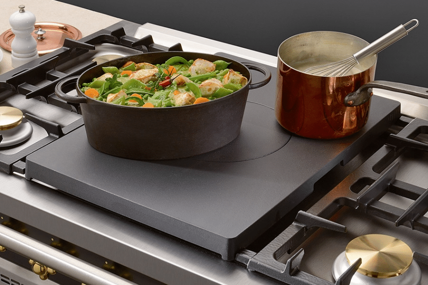 cocotte et casserole sur une plaque coupe feu