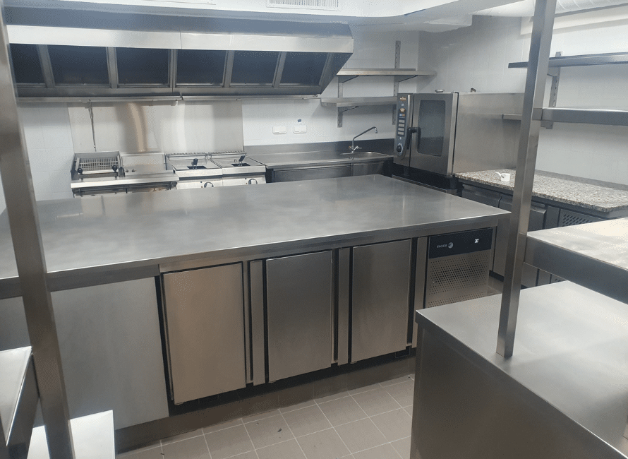 plan de travail dans une cuisine professionnelle en inox